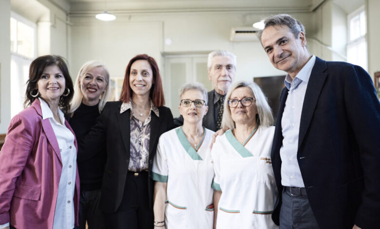 Στο-Γηροκομείο-Αθηνών-ο-Κυριάκος-Μητσοτάκης-και-η-κόρη-του-Σοφία-–-Αντάλλαξαν-δώρα-για-το-Πάσχα-με-τους-ηλικιωμένους