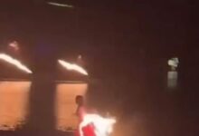 Κίνα:-Χορεύτρια-παραλίγο-να-καεί-όταν-πήρε-φωτιά-το-φόρεμά-της-–-Δείτε-βίντεο