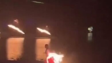 Κίνα:-Χορεύτρια-παραλίγο-να-καεί-όταν-πήρε-φωτιά-το-φόρεμά-της-–-Δείτε-βίντεο