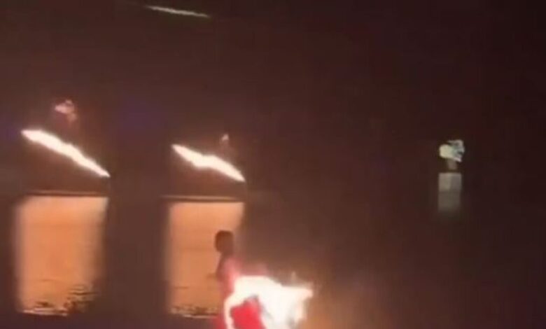 Κίνα:-Χορεύτρια-παραλίγο-να-καεί-όταν-πήρε-φωτιά-το-φόρεμά-της-–-Δείτε-βίντεο
