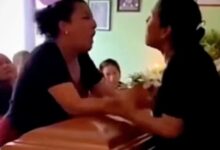 Κυριολεκτικά-«πάνω-από-το-πτώμα-μου»:-Ερωμένες-πλακώθηκαν-πάνω-από-το-φέρετρο-σε-κηδεία-στο-Μεξικό