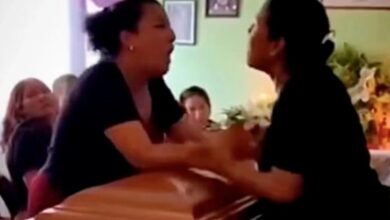 Κυριολεκτικά-«πάνω-από-το-πτώμα-μου»:-Ερωμένες-πλακώθηκαν-πάνω-από-το-φέρετρο-σε-κηδεία-στο-Μεξικό