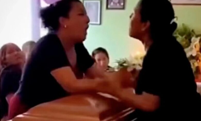 Κυριολεκτικά-«πάνω-από-το-πτώμα-μου»:-Ερωμένες-πλακώθηκαν-πάνω-από-το-φέρετρο-σε-κηδεία-στο-Μεξικό