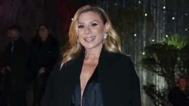 Η-Κατερίνα-Καραβάτου-έβαψε-πασχαλινά-αυγά-με-τα-παιδιά-της-και-αναπόλησε-το-παρελθόν-με-τη-μητέρα-της