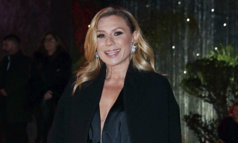 Η-Κατερίνα-Καραβάτου-έβαψε-πασχαλινά-αυγά-με-τα-παιδιά-της-και-αναπόλησε-το-παρελθόν-με-τη-μητέρα-της