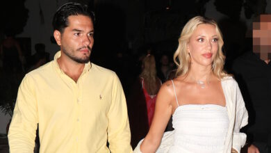 Χρήστος-Μάστορας-–-Γαρυφαλλιά-Καληφώνη:-Η-πασχαλινή-τους-απόδραση-στη-Μάνη-και-τα-πανέμορφα-στιγμιότυπα