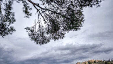 Καιρός-αύριο:-Συννεφιά-και-τοπικές-βροχές-σε-διάφορες-περιοχές-–-Μικρή-πτώση-της-θερμοκρασίας