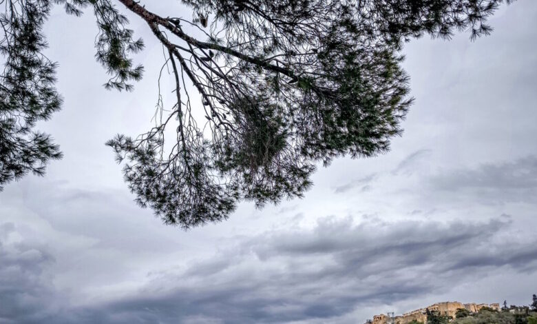 Καιρός-αύριο:-Συννεφιά-και-τοπικές-βροχές-σε-διάφορες-περιοχές-–-Μικρή-πτώση-της-θερμοκρασίας