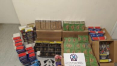 Μενίδι:-54χρονος-έκρυβε-στο-κατάστημά-του-πάνω-από-22.000-κροτίδες-και-συνελήφθη