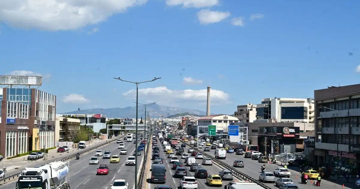 Κίνηση:-Αδειάζει-η-Αθήνα-για-το-Πάσχα-–-Μεγάλη-έξοδος-εκδρομέων-με-μποτιλιάρισμα-σε-δρόμους,-λιμάνια-και-ΚΤΕΛ