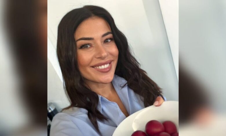 Η-Αφροδίτη-Λατινοπούλου-έβαψε-κόκκινα-αυγά-για-το-Πάσχα-και-εύχεται-καλή-Ανάσταση