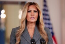 Μελάνια-Τραμπ:-«Τα-ψέματα-για-τη-σχέση-μου-με-τον-Τζέφρι-Επστάιν-πρέπει-να-τελειώσουν-σήμερα,-δεν-με-γνώρισε-στον-Ντόναλντ-Τραμπ»