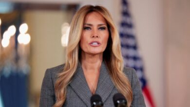 Μελάνια-Τραμπ:-«Τα-ψέματα-για-τη-σχέση-μου-με-τον-Τζέφρι-Επστάιν-πρέπει-να-τελειώσουν-σήμερα,-δεν-με-γνώρισε-στον-Ντόναλντ-Τραμπ»