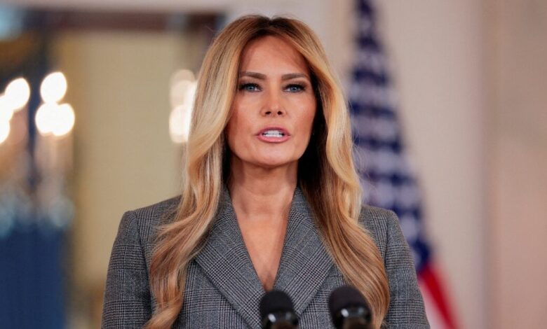 Μελάνια-Τραμπ:-«Τα-ψέματα-για-τη-σχέση-μου-με-τον-Τζέφρι-Επστάιν-πρέπει-να-τελειώσουν-σήμερα,-δεν-με-γνώρισε-στον-Ντόναλντ-Τραμπ»