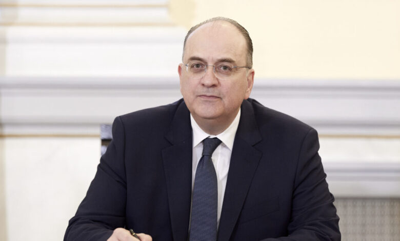 «Πόλεμος»-Λαζαρίδη-–-ΠΑΣΟΚ-για-τα-προσόντα-του-υφυπουργού:-«Λειτουργείτε-ως-ουρά-του-Πολάκη-και-του-Κασσελάκη»,-«Ο-Μητσοτάκης-οφείλει-να-τον-αποπέμψει»