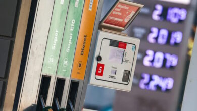 Βενζίνη-και-diesel:-Πόσο-θα-επηρεάσει-τις-τιμές-η-«βουτιά»-του-πετρελαίου-για-μία-μέρα