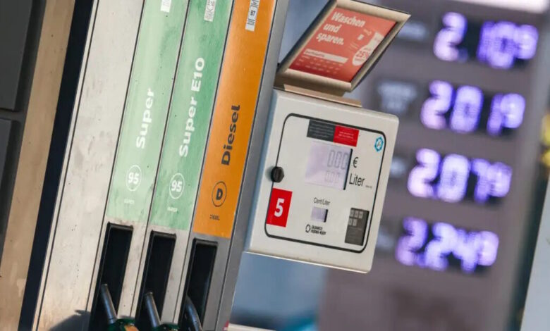 Βενζίνη-και-diesel:-Πόσο-θα-επηρεάσει-τις-τιμές-η-«βουτιά»-του-πετρελαίου-για-μία-μέρα