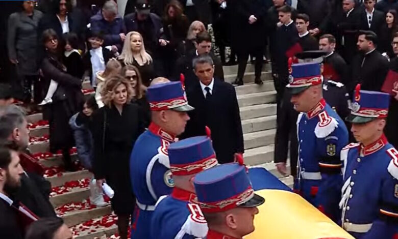 Μιρτσέα-Λουτσέσκου:-Βουβός-πόνος-για-Ραζβάν-Λουτσέσκου,-το-τελευταίο-«αντίο»-στον-θρυλικό-προπονητή-της-Ρουμανίας