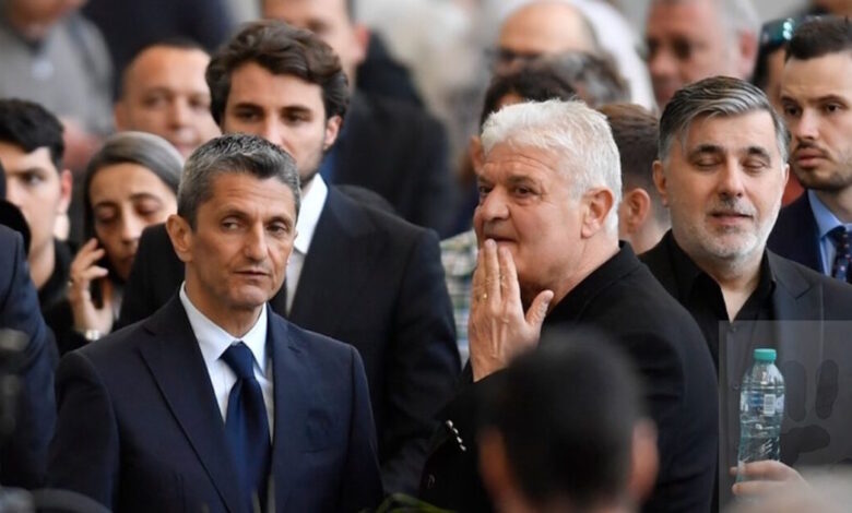 Μιρτσέα-Λουτσέσκου:-Με-επικεφαλής-τον-Νίκο-Σαββίδη-η-αντιπροσωπεία-του-ΠΑΟΚ-στην-κηδεία-του-πατέρα-του-Ραζβάν-Λουτσέσκου