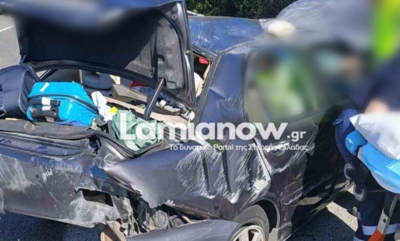 Φθιώτιδα:-Μητέρα-τραυματίστηκε-σε-τροχαίο-ατύχημα-–-Δείτε-φωτογραφίες-από-το-κατεστραμμένο-αυτοκίνητό-της