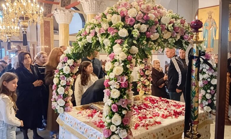 Συρροή-πιστών-στους-επιτάφιους-των-Τρικάλων-για-να-τιμήσουν-την-κορύφωση-του-Θείου-Δράματος