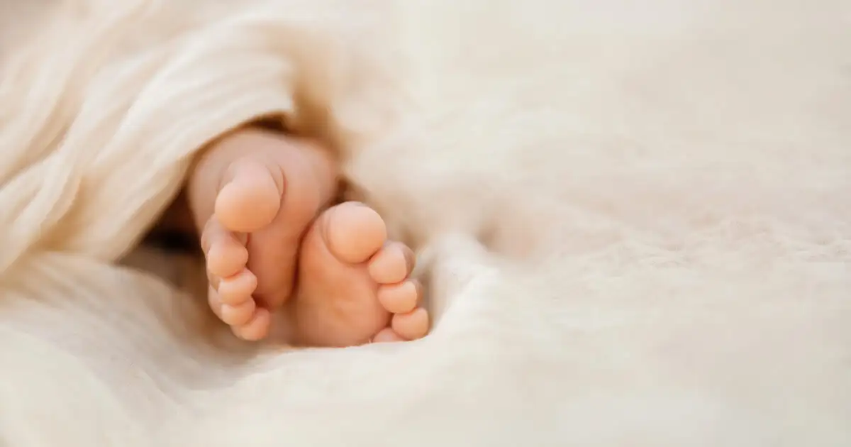 Ηλεία:-Τρεις-μήνες-έκαιγαν,-δάγκωναν-και-χτύπαγαν-το-10-μηνών-βρέφος-–-«Φοβόμουν-τον-σύντροφό-μου»,-λέει-η-μητέρα-του