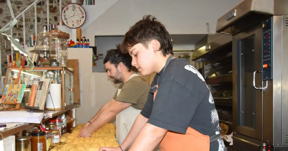 Μυτιλήνη:-Το-ξεχωριστό-τσουρέκι-ζαχαροπλαστείου-και-η-άγνωστη-ιστορία-της-συνταγής-του