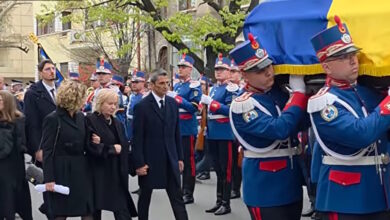 Ο-Ραζβάν-Λουτσέσκου-«λύγισε»-στον-επικήδειο-του-πατέρα-του,-Μιρτσέα:-«Ελπίζω-να-είσαι-περήφανος-για-μένα»