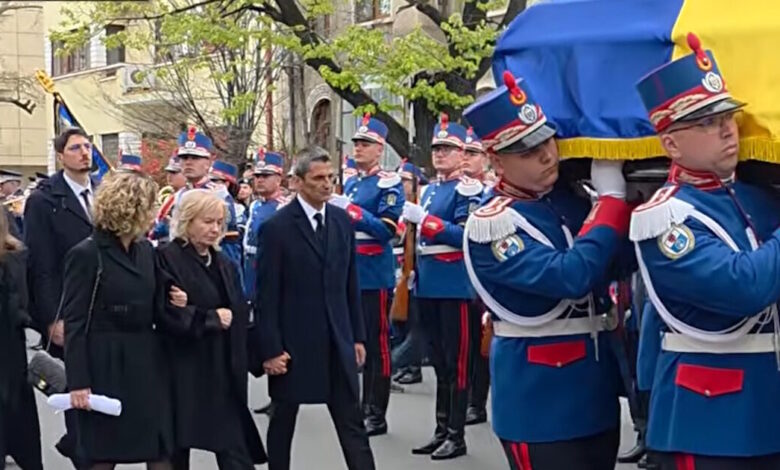 Ο-Ραζβάν-Λουτσέσκου-«λύγισε»-στον-επικήδειο-του-πατέρα-του,-Μιρτσέα:-«Ελπίζω-να-είσαι-περήφανος-για-μένα»