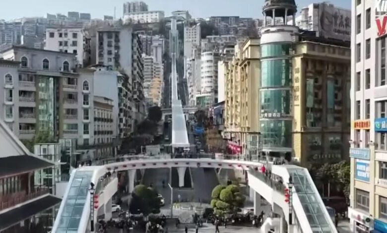 Κίνα:-Η-μεγαλύτερη-κυλιόμενη-σκάλα-στον-κόσμο-που-κόβει-την-ανάσα-–-Έχει-μήκος-905-μέτρα-και-χρειάζεσαι-20-λεπτά-για-να-την-ανέβεις