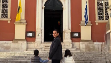 Όλγα-Κεφαλογιάννη:-Στην-Κέρκυρα-με-τα-δίδυμα-παιδιά-της-για-το-Πάσχα-–-Ανάψαν-κεράκια-και-παρακολούθησαν-τα-δρώμενα-στο-νησί