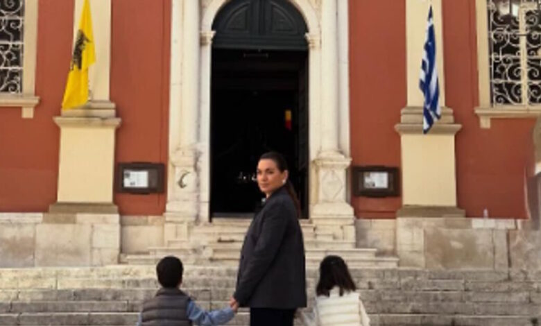 Όλγα-Κεφαλογιάννη:-Στην-Κέρκυρα-με-τα-δίδυμα-παιδιά-της-για-το-Πάσχα-–-Ανάψαν-κεράκια-και-παρακολούθησαν-τα-δρώμενα-στο-νησί