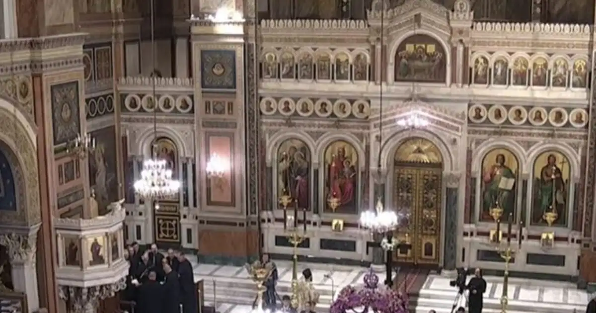 live-η-Ακολουθία-και-η-Περιφορά-του-Επιταφίου-από-τη-Μητρόπολη-Αθηνών