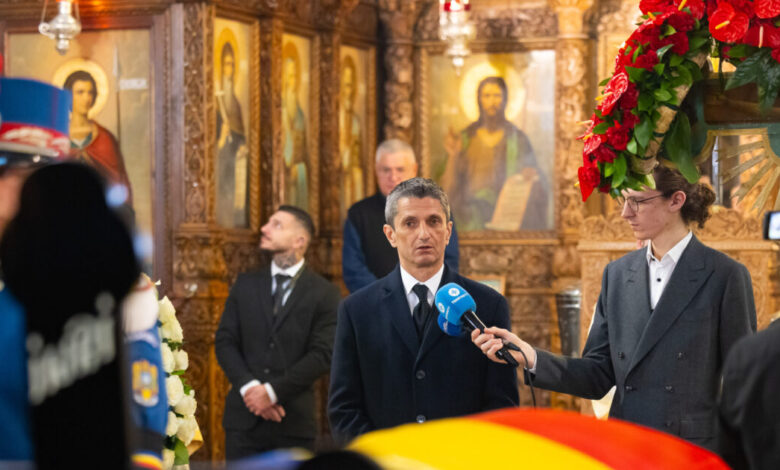 Ράγισε-καρδίες-ο-Ραζβάν-Λουτσέσκου-στον-επικήδειο-για-τον-πατέρα-του,-Μιρτσέα:-«Ήταν-μαχητής,-πάλεψε,-νίκησε,-έχασε»