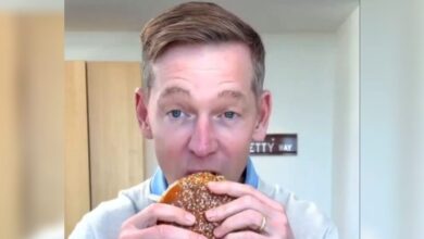 Ο-ceo-των-mcdonald’s-απαντά-για-το-viral-βίντεο-με-το-μπέργκερ:-«Για-όλα-φταίει-η-μαμά-μου»