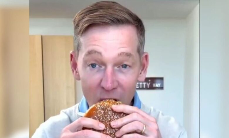 Ο-ceo-των-mcdonald’s-απαντά-για-το-viral-βίντεο-με-το-μπέργκερ:-«Για-όλα-φταίει-η-μαμά-μου»