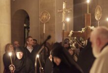 Κυριάκος-Μητσοτάκης-και-Μαρέβα-Γκραμπόφσκι-στον-Επιτάφιο-στην-Ιερά-Μονή-Μεταμορφώσεως-του-Σωτήρος-στα-Χανιά