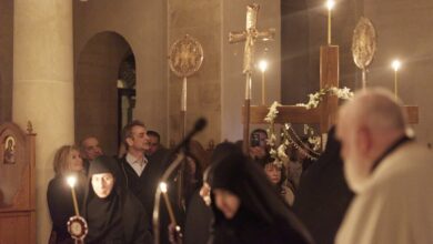 Κυριάκος-Μητσοτάκης-και-Μαρέβα-Γκραμπόφσκι-στον-Επιτάφιο-στην-Ιερά-Μονή-Μεταμορφώσεως-του-Σωτήρος-στα-Χανιά