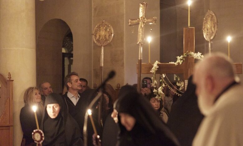 Κυριάκος-Μητσοτάκης-και-Μαρέβα-Γκραμπόφσκι-στον-Επιτάφιο-στην-Ιερά-Μονή-Μεταμορφώσεως-του-Σωτήρος-στα-Χανιά