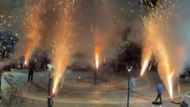 Αγρίνιο:-Τα-χαλκούνια-στην-κεντρική-πλατεία-της-πόλης-έκαναν-τη-νύχτα-μέρα-την-Μεγάλη-Παρασκευή