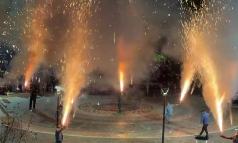 Αγρίνιο:-Τα-χαλκούνια-στην-κεντρική-πλατεία-της-πόλης-έκαναν-τη-νύχτα-μέρα-την-Μεγάλη-Παρασκευή