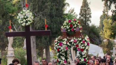 Σε-κλίμα-κατάνυξης-η-μοναδική-περιφορά-του-επιταφίου-μέσα-στο-Α’-Νεκροταφείο-Αθηνών