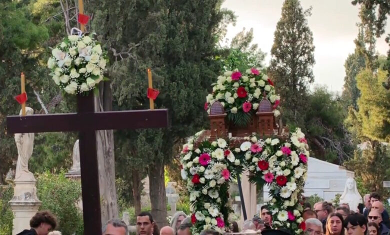 Σε-κλίμα-κατάνυξης-η-μοναδική-περιφορά-του-επιταφίου-μέσα-στο-Α’-Νεκροταφείο-Αθηνών