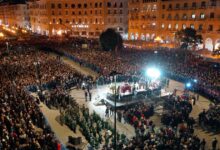 Θεσσαλονίκη:-Στην-πλατεία-Αριστοτέλους-συναντήθηκαν-και-φέτος-οι-5-επιτάφιοι-της-πόλης-–-Κοσμοπλημμύρα-και-βαθιά-κατάνυξη