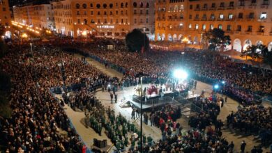 Θεσσαλονίκη:-Στην-πλατεία-Αριστοτέλους-συναντήθηκαν-και-φέτος-οι-5-επιτάφιοι-της-πόλης-–-Κοσμοπλημμύρα-και-βαθιά-κατάνυξη