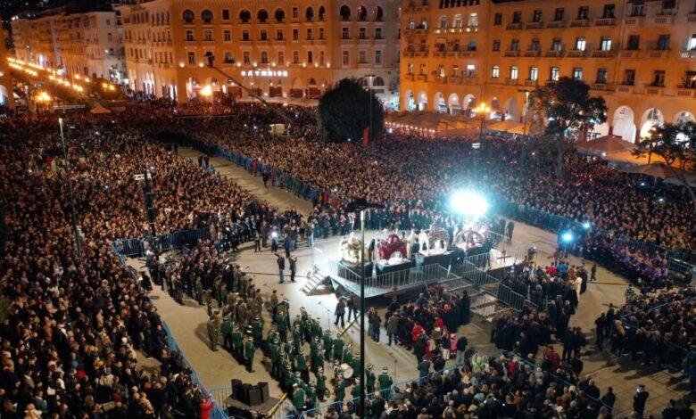 Θεσσαλονίκη:-Στην-πλατεία-Αριστοτέλους-συναντήθηκαν-και-φέτος-οι-5-επιτάφιοι-της-πόλης-–-Κοσμοπλημμύρα-και-βαθιά-κατάνυξη