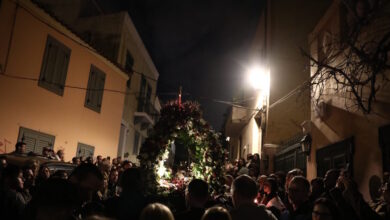 Κατάνυξη-στη-σκιά-της-Ακρόπολης-–-Χιλιάδες-πιστοί-στους-Επιταφίους-της-Πλάκας