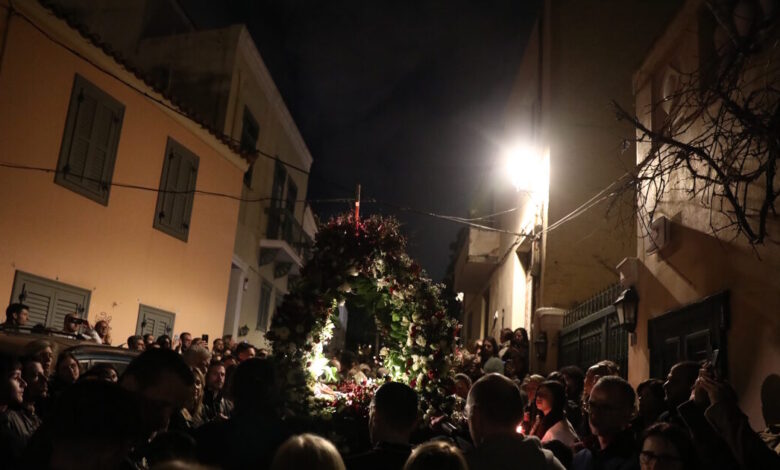 Κατάνυξη-στη-σκιά-της-Ακρόπολης-–-Χιλιάδες-πιστοί-στους-Επιταφίους-της-Πλάκας