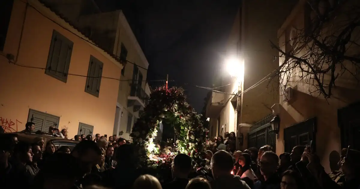 Κατάνυξη-στη-σκιά-της-Ακρόπολης-–-Χιλιάδες-πιστοί-στους-Επιταφίους-της-Πλάκας