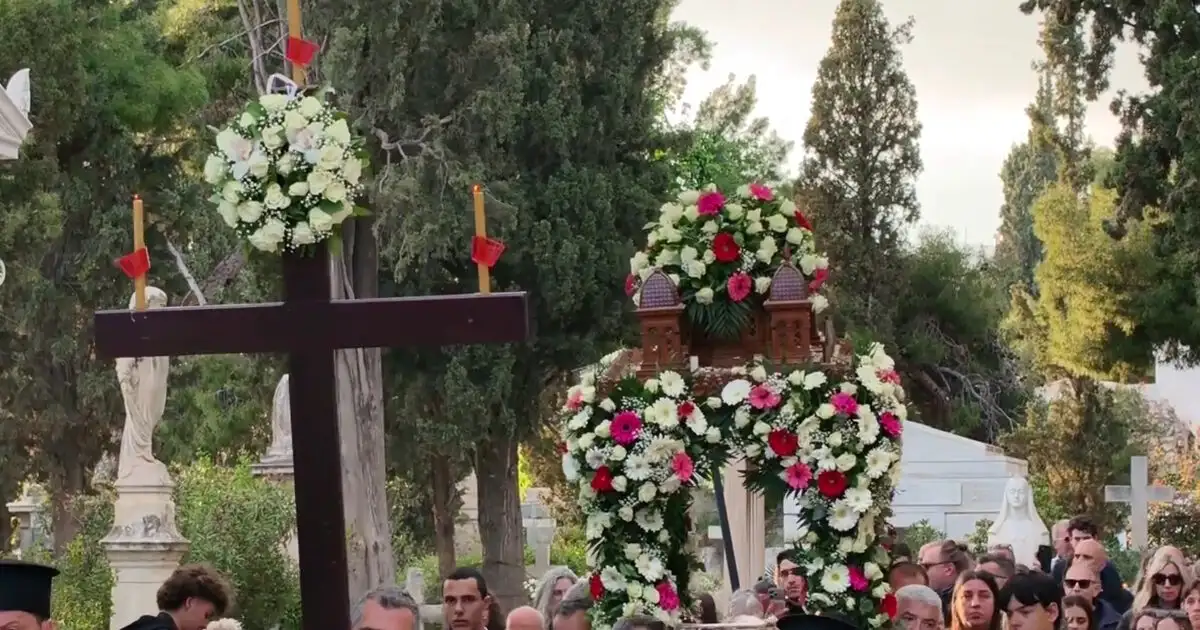 Σε-κλίμα-κατάνυξης-η-μοναδική-περιφορά-του-επιταφίου-μέσα-στο-Α’-Νεκροταφείο-Αθηνών